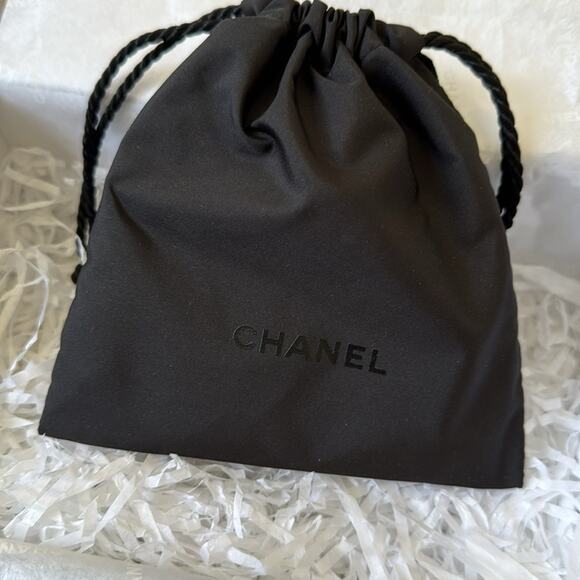 NWT Chanel Makeup Gift Box, Ribbon & Samples - Picture 4 of 4